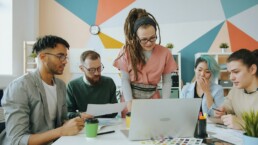 Team creativo che lavora insieme su un laptop in ufficio