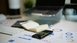 Un titolare di PMI calcola il budget complessivo per social, sito web e video sulla propria scrivania