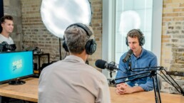 Due persone che registrano un'intervista podcast con microfoni professionali