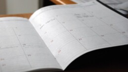 Un calendario mensile con post pianificati per organizzare i contenuti social di una PMI