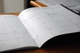 Un calendario mensile con post pianificati per organizzare i contenuti social di una PMI