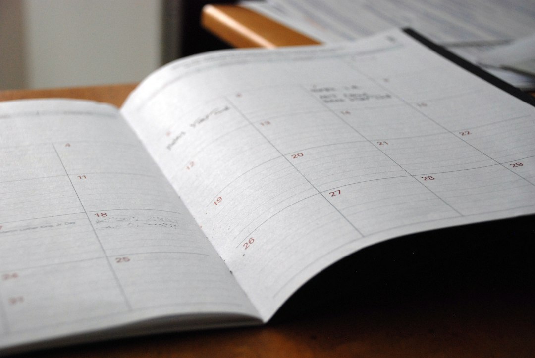 Un calendario mensile con post pianificati per organizzare i contenuti social di una PMI