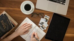 Persona che scrive e revisiona testi per garantire contenuti autentici