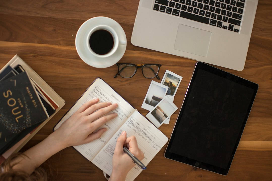 Persona che scrive e revisiona testi per garantire contenuti autentici