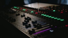 Console di missaggio audio per la post-produzione di un podcast