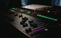 Console di missaggio audio per la post-produzione di un podcast