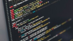 Codice sorgente di un sito web professionale visualizzato su schermo