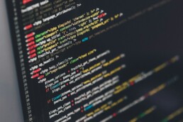 Codice sorgente di un sito web professionale visualizzato su schermo