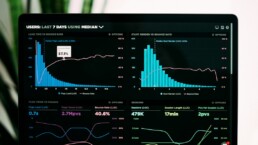 Un dashboard di analytics con grafici sui KPI social media di una PMI