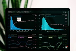 Un dashboard di analytics con grafici sui KPI social media di una PMI