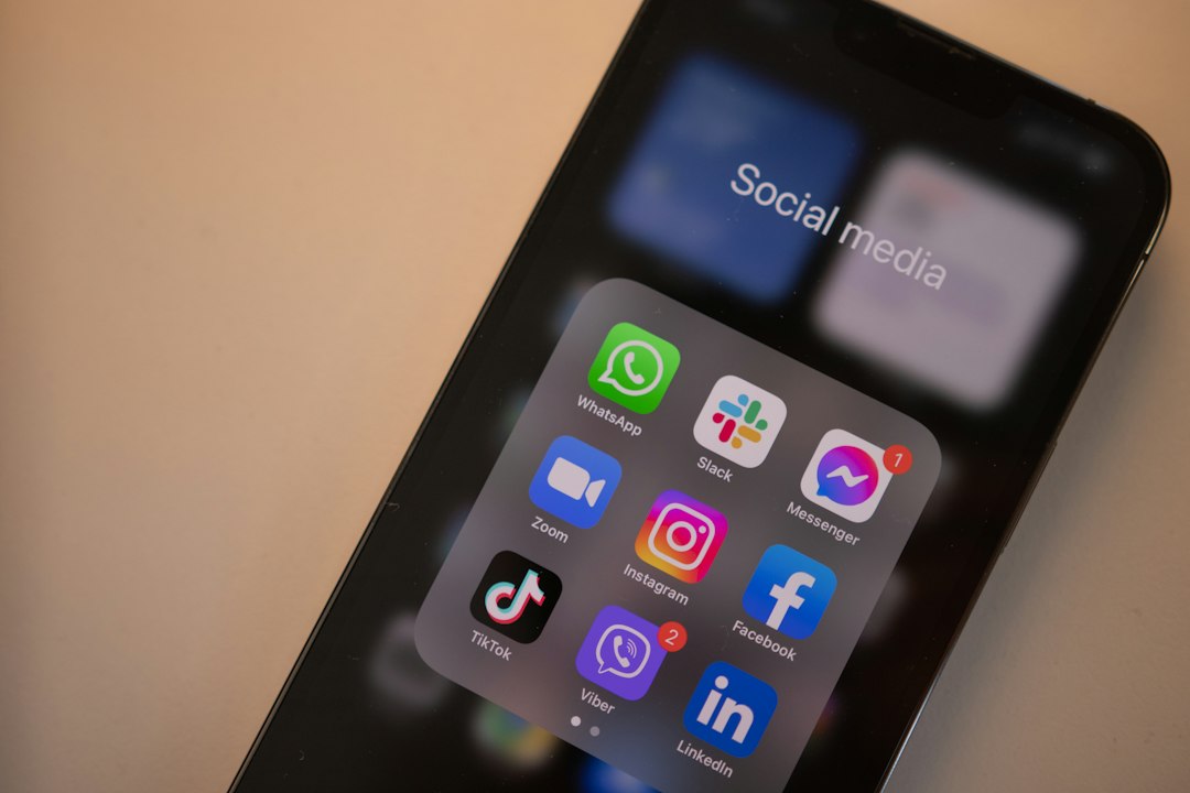 Confronto visivo tra le principali piattaforme social e il loro uso tipico per le aziende venete