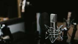 Microfono da studio per la registrazione di un podcast aziendale