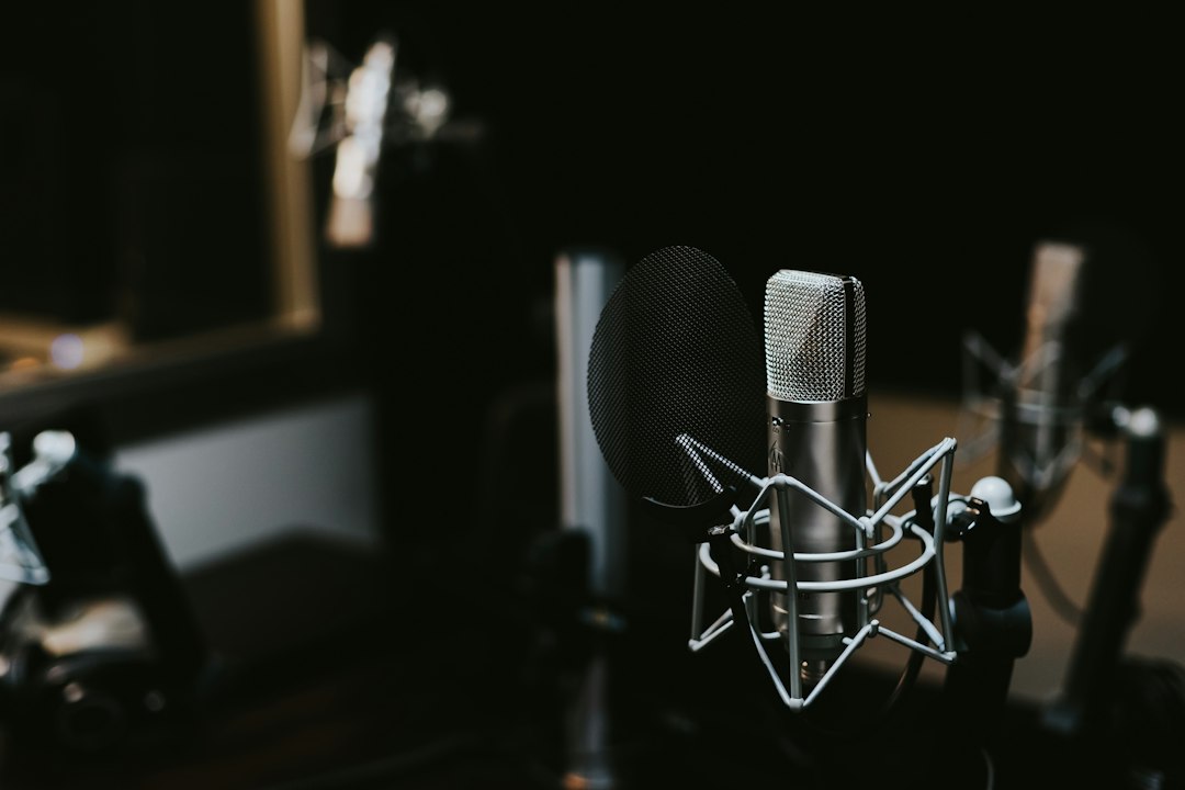 Microfono da studio per la registrazione di un podcast aziendale