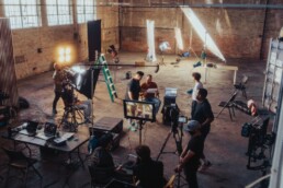 Troupe video durante la pianificazione delle riprese prima dell'inizio delle riprese