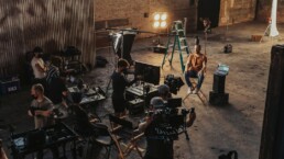 Troupe video durante le riprese di un video aziendale, con telecamera e attrezzatura di produzione