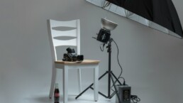 Videocamera e attrezzatura di ripresa pronte per lo shooting di un lancio prodotto