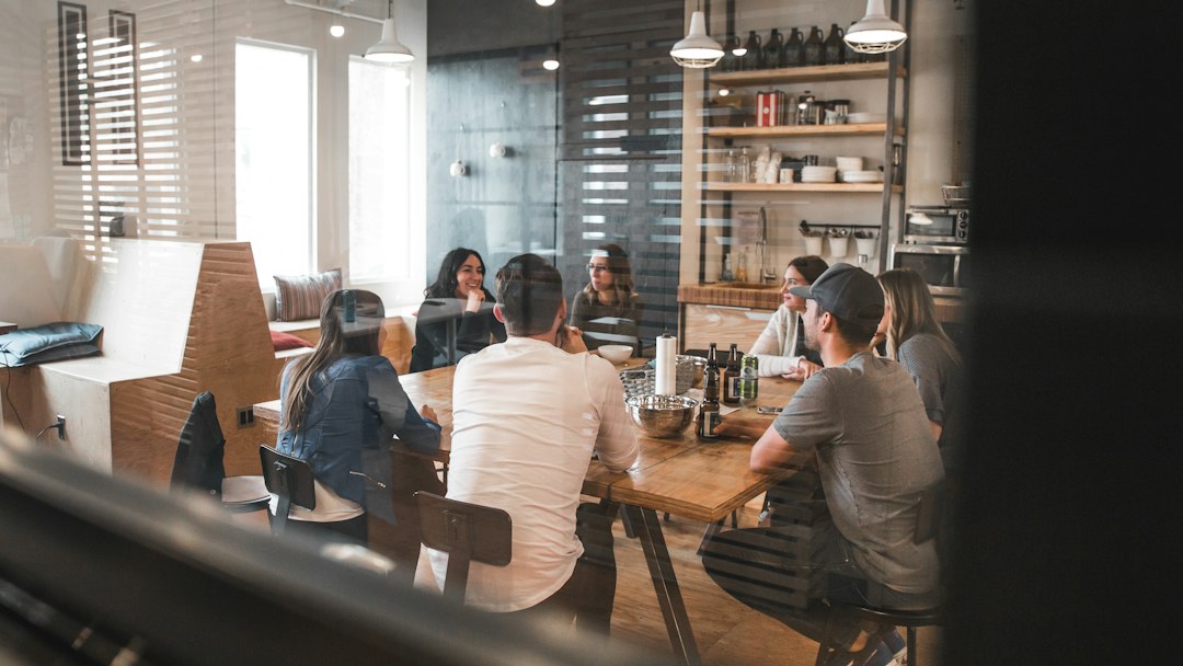 Un team creativo che lavora fianco a fianco su reparti diversi nello stesso spazio
