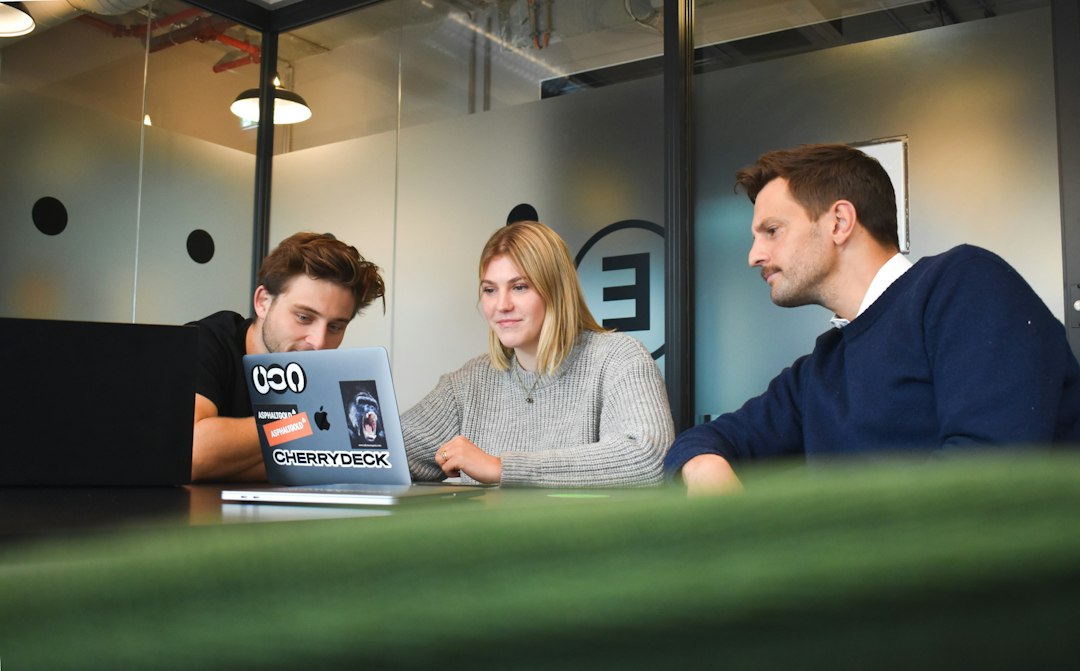 Un team creativo che lavora insieme allo stesso tavolo su social, video e sito contemporaneamente