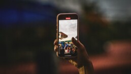 Persona che registra un video verticale con lo smartphone per i social media