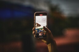 Persona che registra un video verticale con lo smartphone per i social media