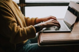 Un titolare di PMI confronta preventivi e fasce di prezzo per la gestione social della propria attività