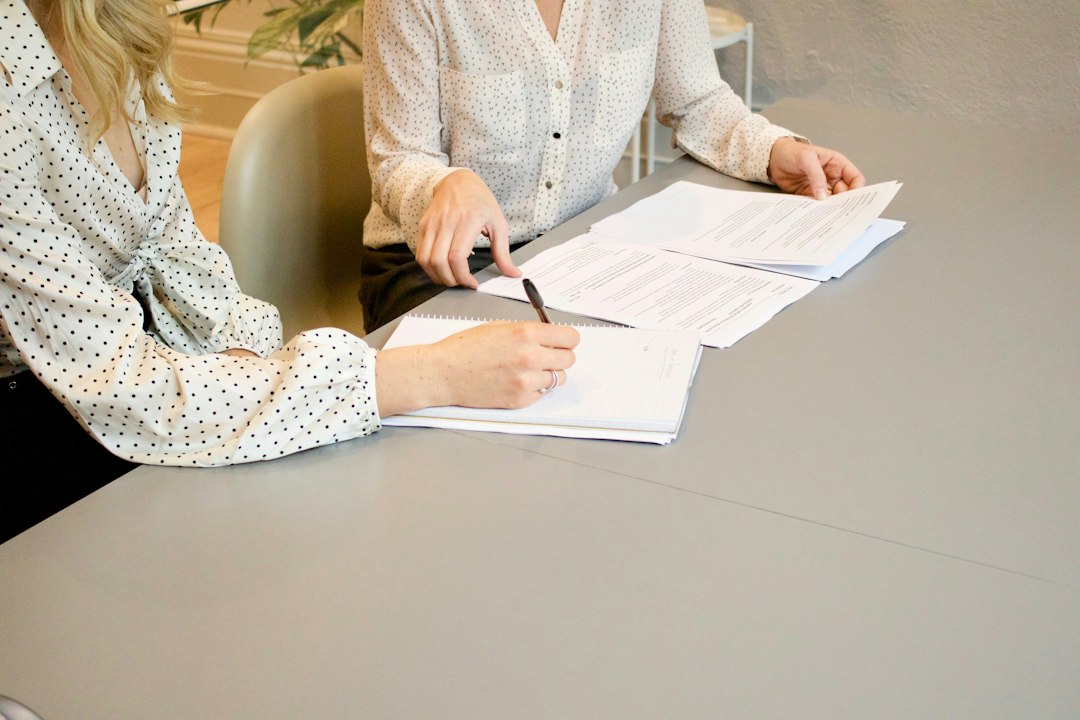 Un incontro tra titolare di PMI e team di un'agenzia di comunicazione che discute un piano di lavoro